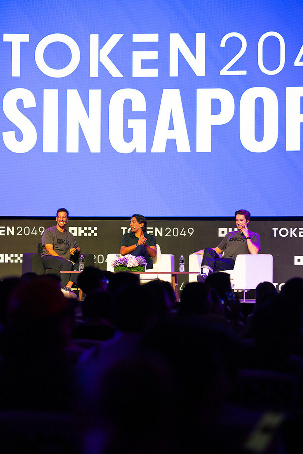 OKX首席營銷官Haider Rafique在「Token2049」的OKX主舞台上，與體育明星兼OKX品牌大使Daniel Ricciardo及Scotty James交談