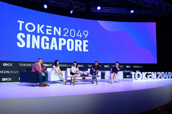 OKX全球首席商務官Lennix Lai在Token2049第二天在OKX主舞台上