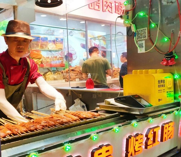 Photo taken on July 15 shows roasted red sausages in Harbin, capital of Heilongjiang Province in northeast China. (Xinhua/Zhu Yue)