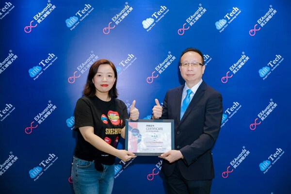 台达荣获HR Tech China2023员工体验最佳团队奖和2023员工关爱奖。图为Chuhai.tips合伙人员工体验研究院专家顾问Maggie Shao（左）为台达中国人资长廖哲彦（右）颁奖。