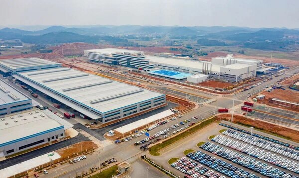 The photo shows an NEV production site at Lingli Industrial Park, with newly manufactured vehicles lined up for delivery.