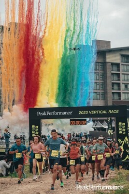 Peak Performance 2023 Vertical Race参赛选手与彩烟齐发