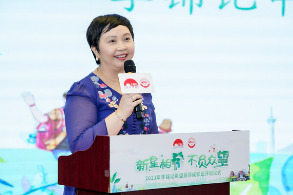 李锦记中国企业事务总监赖洁珊女士为希望厨师送上开学祝福