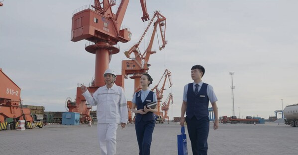 Staff members of Guilin Bank carry out a field research on Fangchenggang port in south China's Guangxi Zhuang Autonomous Region.