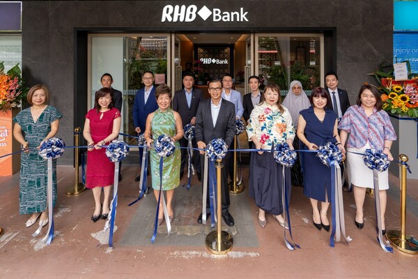 RHB Singapore Senior Management team celebrates the reopening of the RHB Jurong East branch with a ribbon-cutting ceremony, which marks the completion of a 2-year branch relocation and transformation exercise for RHB Singapore.
