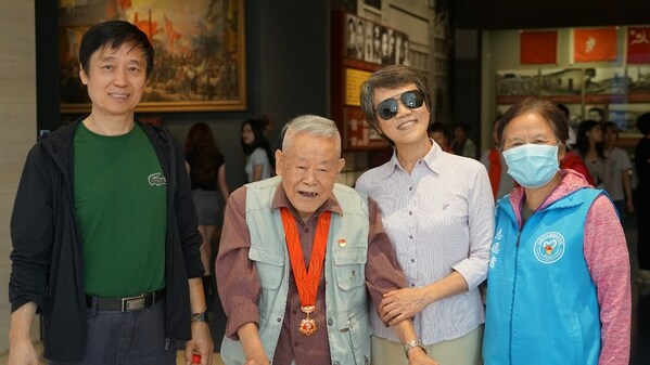 恭和苑老人与北京市慈善义工联合会志愿者参观中国共产党历史展览馆