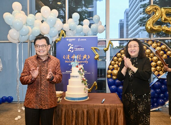 DPM Mr. Heng Swee Keat and Ms. Sun Nianbei at the cake cutting ceremony