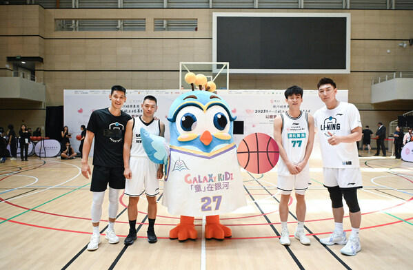 Group photo of Kyranbek Makel, Jeremy Shu-How Lin, representatives of Macau local players and Wavey the Peacock of Galaxy Kidz.