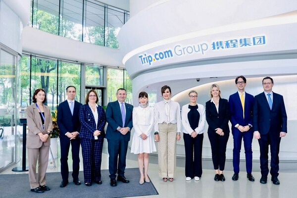 Ms Jane Sun, CEO of Trip.com Group (fifth from left), welcomed the Italian delegation, led by Italy’s Minister of Tourism, Ms Daniela Santanchè (fifth from right), at the Trip.com Group headquarters in Shanghai.