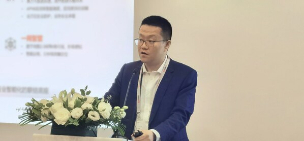 Zuo Meng, President of Huawei's Data Communication Product Line Metro Router Domain, explaining the detailed capability upgrades of the CloudWAN 3.0 solution