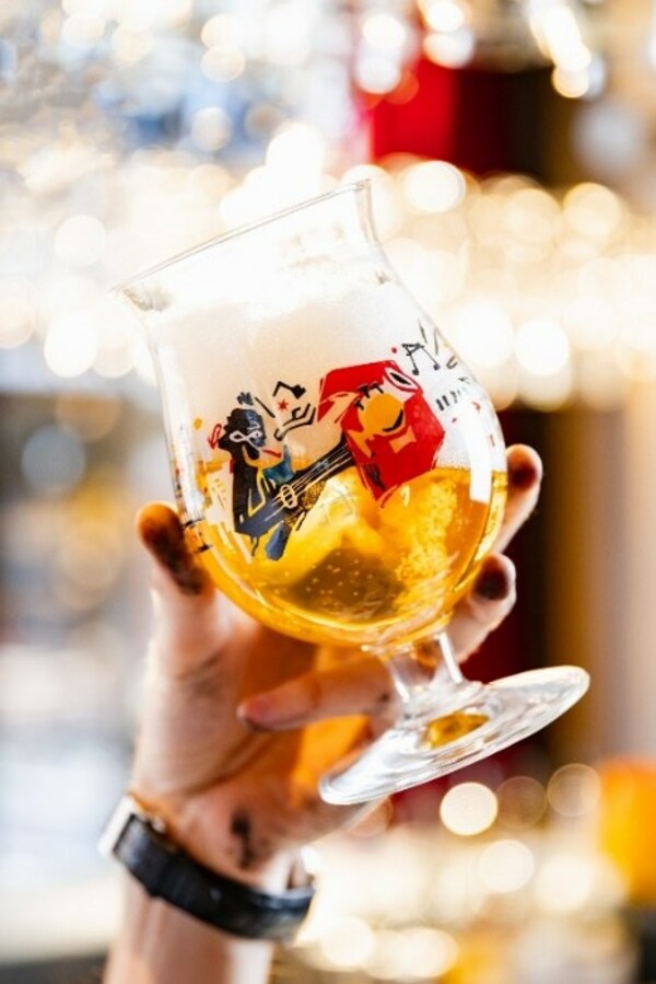 图三：携手比利时音乐DJ兼绘画艺术家亨利·佩福尔推出2023年全新收藏家系列酒杯