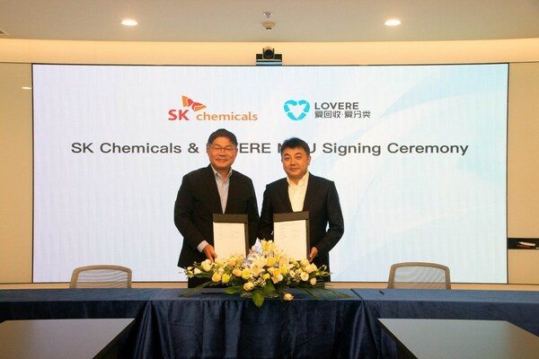 SK chemicals has signed a “Memorandum of Understanding for the Joint Development of Waste Plastic Recycling Business in Guangdong Province, China” at the headquarters of “Shanghai Yuekun Environmental Protection Technology,” a leading waste recycling enterprise located in Shanghai, China. (From left) An Jae-hyun, CEO of SK chemicals, Chen Xuefeng, CEO of Lovere