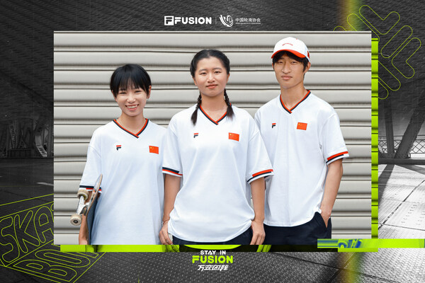 中国国家滑板队运动员穿着FILA FUSION定制比赛服饰；
从左至右：兰俊宜、曾文蕙、李明晓