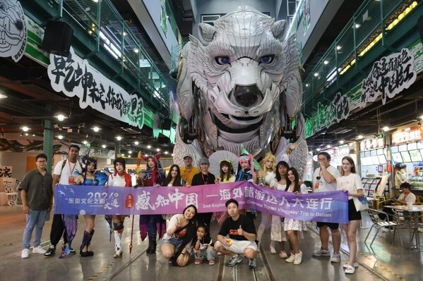 Overseas travel Vloggers took a photo with the giant mechanic bear “Beibei” in the Bear Cave Street Photo by Wang Wen