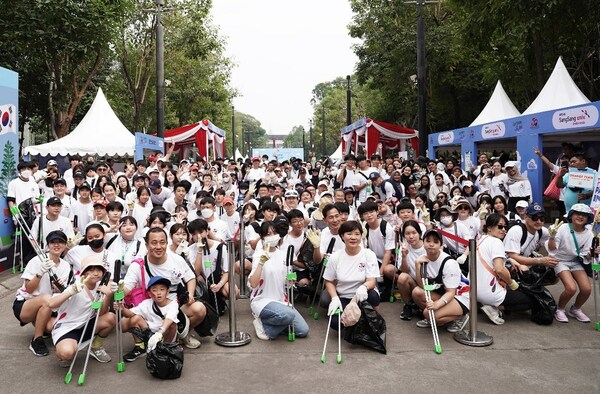 KT&G, a global company headquartered in South Korea, held a joint Indonesian-Korean plogging event on the 24th at the GBK Stadium area in Jakarta to celebrate the 50th anniversary of diplomatic relations between Indonesia and South Korea. The picture shows Indonesian and Korean participants participating in the event together
