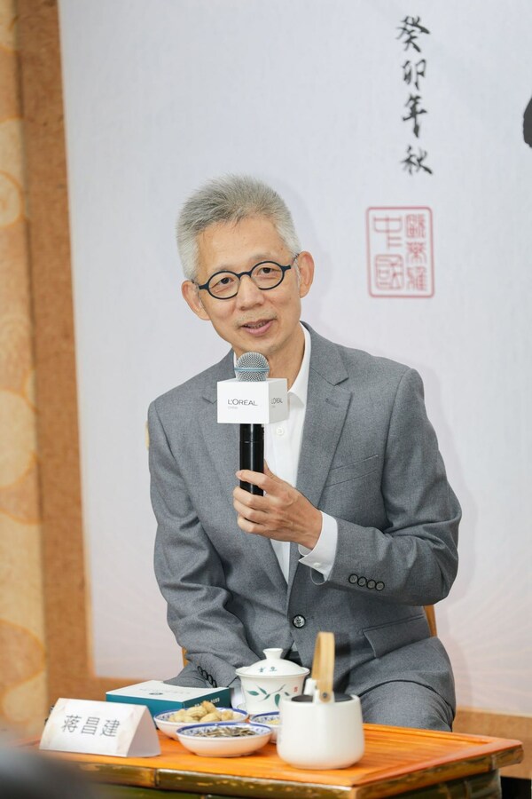 著名主持人、复旦大学国际关系与公共事务学院副教授蒋昌建
