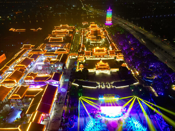 新华丝路：中国昆山市举办中秋灯会，促进两岸文化交流