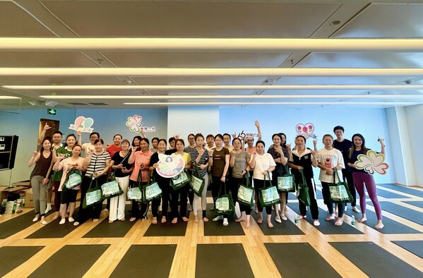 上海恒隆广场的义工队联合租户举办理疗瑜伽舒缓工作坊，疏解基层妇女工作累积的肌肉疼痛、放松身心