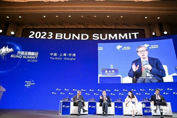 沪港专家外滩峰会共论：复杂环境之下，更高水平金融开放如何解题