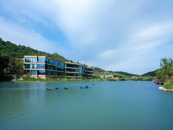 莫干山都喜天丽酒店客房主楼及秀丽的狮子湖外景