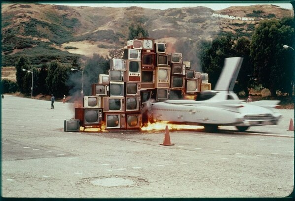 Ant Farm，《媒體燃燒》（1975）