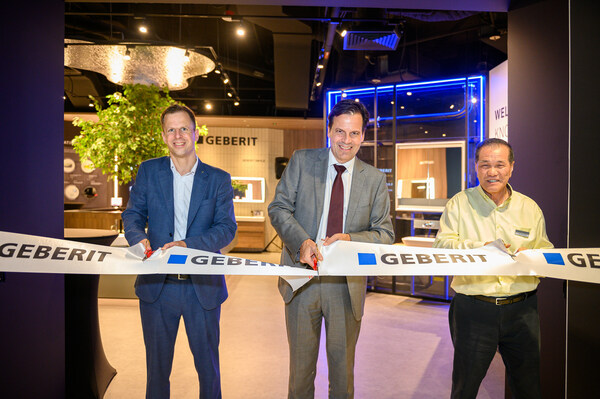 Ribbon cutting ceremony with (Left to Right): Michael Allenspach, Managing Director of Geberit North & South East Asia, Ambassador Frank Grütter, Swiss Ambassador to Singapore and Brunei, and Mr Yeo Siew Hong, Managing Director of Econflo Systems.