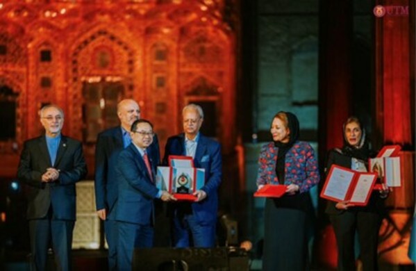 Vice-Chancellor of Universiti Teknologi Malaysia, Professor Ahmad Fauzi Ismail, receives the prestigious 2023 Mustafa (pbuh) Prize.
