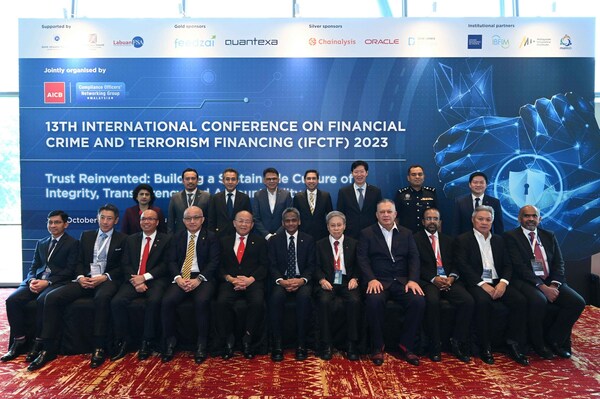 Gabenor Bank Negara Datuk Abdul Rasheed Ghaffour dan Pengerusi AICB Tan Sri Azman Hashim, disampingi Majlis AICB, CEO bank-bank, dan wakil dari SKMM, NFCC serta Polis Diraja Malaysia di IFCTF 2023.
