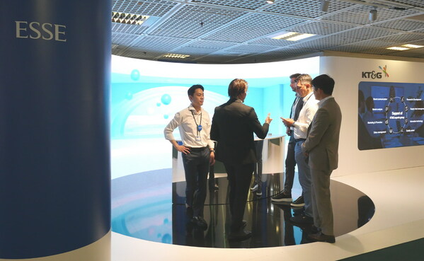 KT&G took part in 2023 TFWA World, the world’s largest travel retail exhibition held in Cannes, France from October 1st to 5th. The picture shows travel retail industry buyers looking around KT&G’s booth.