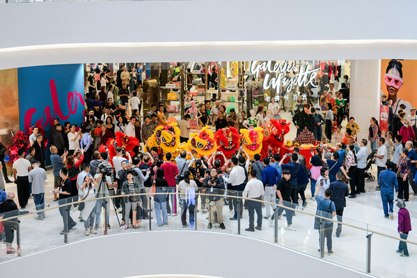 Crowds watching the lion dance in front of the Galeries Lafayette store. (Photo/In City Chongqing)