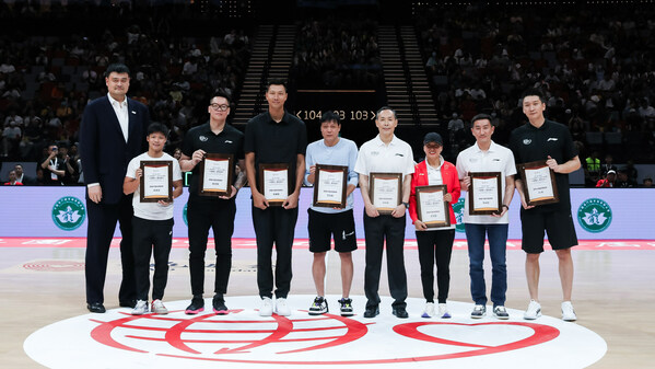 中国のスポーツマンシップを体現し、その発展を推進するスポーツ愛好家への賛辞として姚明氏がトロフィーを贈呈。