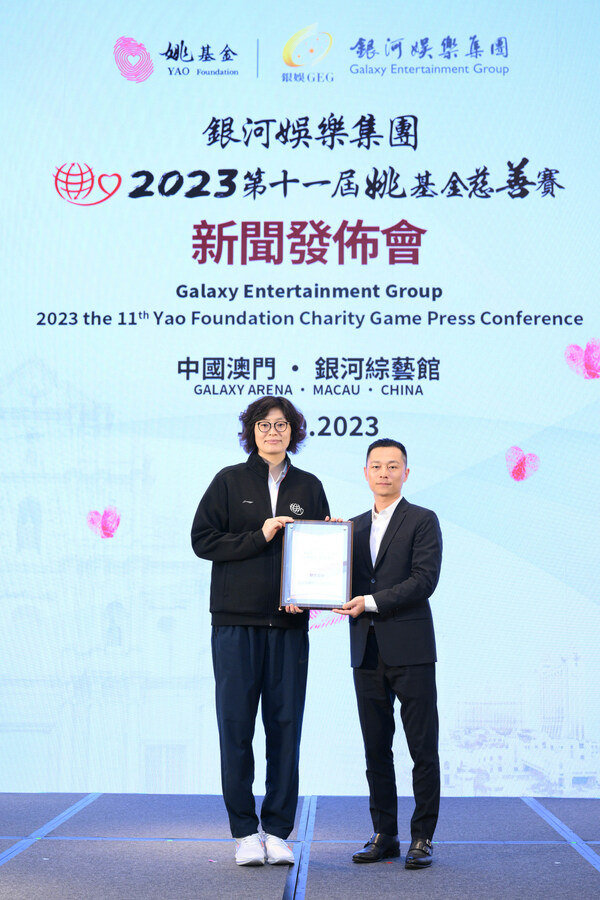 姚基金のYe Li会長がColorfull Technology GroupのJiao Long創設者兼会長に感謝の楯を贈呈。
