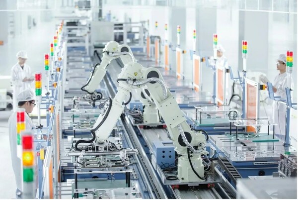 在位于苏州的浪潮信息智能基地中，产线工人正在观察机械臂的运行数据
