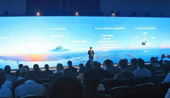 Li Peng at Huawei’s Global Mobile Broadband Forum in Dubai, UAE