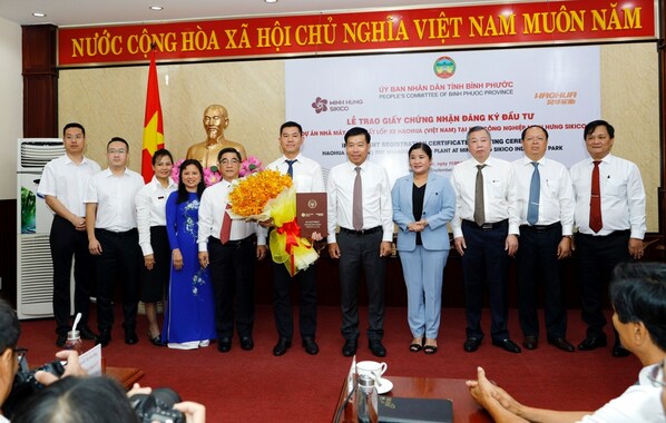 Chairwoman of the Binh Phuoc People's Committee Tran Tue Hien granted an investment registration certificate to HaoHua (Vietnam)