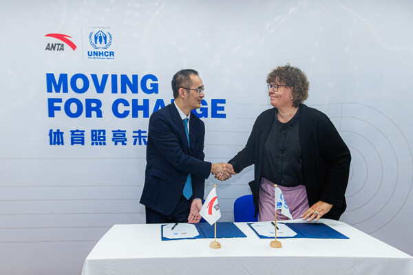 Photo credit: UNHCR/Azwan Rahim  Mr. Lai Shixian, Executive Director and co-CEO of ANTA Group and Ms. Tina Friis Hansen, Global Head of UNHCR's Private Sector Partnerships Service, sign the agreement for the new global partnership, Moving for Change.