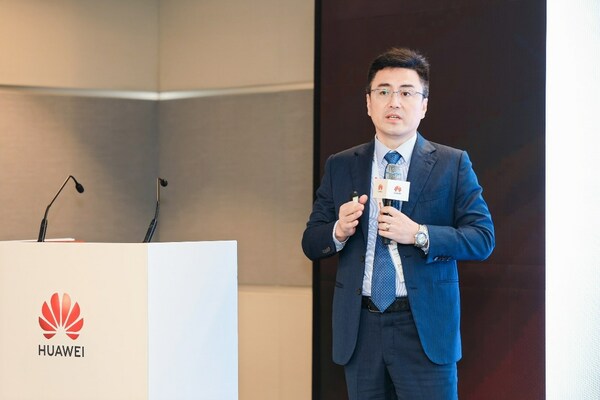 Richard Liu delivering a speech at the All Bands to 5G Summit