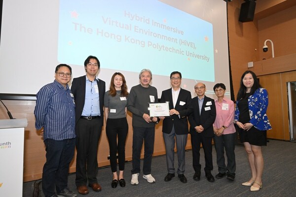 相片4：薯片叔叔共创社颁发教育科技英雄奖 （高等教育）大奖予香港理工大学沉浸式混合实境洞穴系统HiVE。