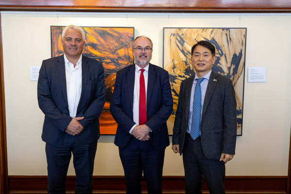 POSCO Holdings and Engie, a French multinational utility company, signed a joint study agreement on October 12 in Perth, Australia. (From left) Rik De Buyserie, Engie Australia & New Zealand CEO, Bill Johnston, Western Australia's Minister for Hydrogen, and Ju-ik Cho, the head of POSCO Holdings’ Hydrogen Business Team.