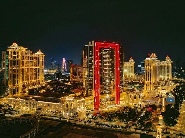 The newly unveiled Raffles at Galaxy Macau, illuminating the property’s iconic giant LED display and creating immersive moments of delight with Ferrari’s signature livery in a spectacular, animated display of light and colour.