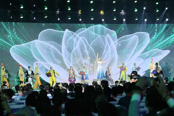 https://mma.prnasia.com/media2/2250698/A_porcelain_themed_dance_is_performed_at_the_opening_ceremony_of_the_2023_China_Jingdezhen_Internati.jpg?p=medium600