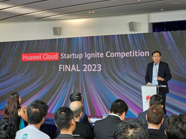 [Mr. Jason Zhang, Managing Director of Hong Kong Cloud Business Department, Huawei, delivering welcome speech]