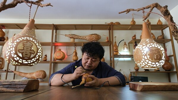 Xinhua Silk Road: Gourd pyrography in E. China's Zaozhuang gains popularity amid rising favor for traditional culture