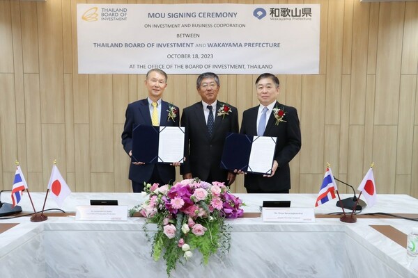 Thailand BOI and Japan’s Wakayama Prefecture joined hands in a historic MOU signing ceremony to strengthen bonds for investment opportunities and SME support. From left to right: Wakayama Prefecture Governor Kishimoto Shuhei, Ambassador of Japan to Thailand Nashida Kazuya, and BOI's Deputy Secretary General Wirat Tatsaringkansakul.