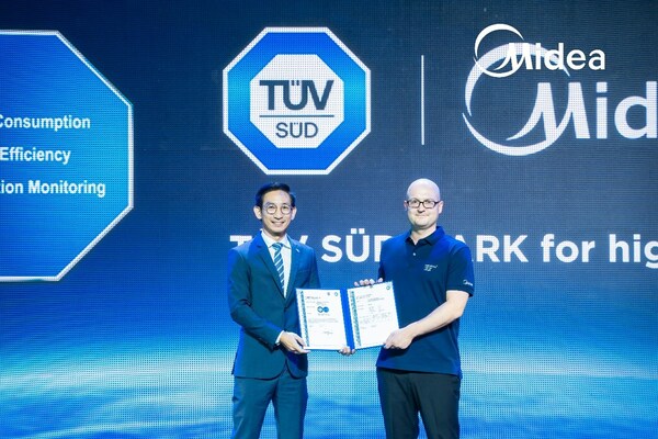 TÜV南德泰国总经理Kuldhaj Bunbongkarn（左一）于美的泰国OBM大会为美的德国研发中心代表Mr. Manuel Stefan Seethaler（右一）颁发证书