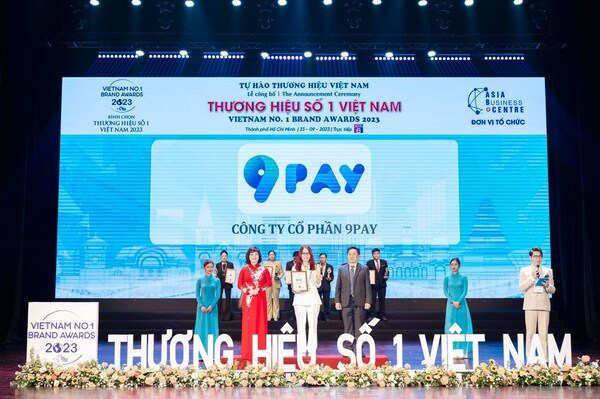 Ms. Susi Trang, Marketing Director of 9Pay, represented the company in receiving the award