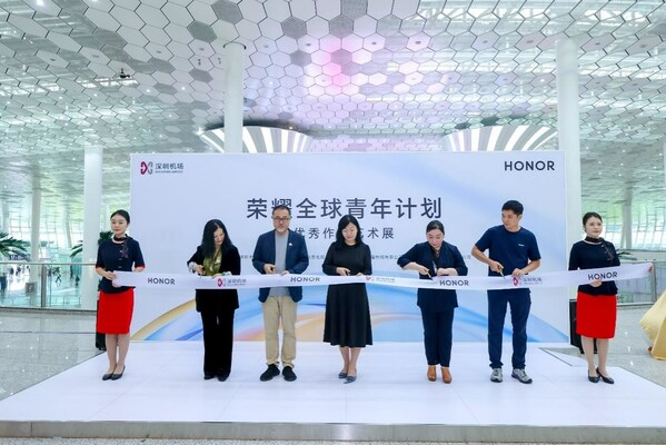 荣耀全球青年计划优秀作品艺术展在深圳机场盛大开幕