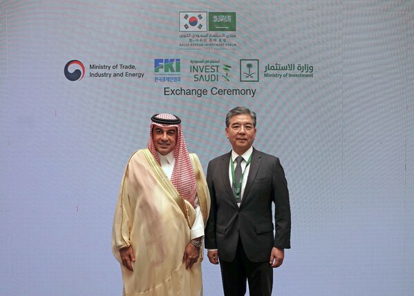 Hyundai Motor Company signed MOU with Korea Automotive Technology Institute (KATECH), Air Products Qudra (APQ) and the Saudi Public Transport Company (SAPTCO) to develop an ecosystem for hydrogen-based mobility in Saudi Arabia. (from left) Badr AlBadr, Deputy Minister of Investment of Saudi Arabia and Jaehoon Chang, President and CEO of Hyundai Motor Company.