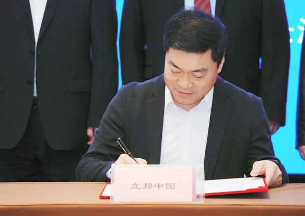 立邦中国TUB事业群总裁李汉明签署战略合作协议现场<i></i>
见证立邦与湖南建投合作拓展、生态共建