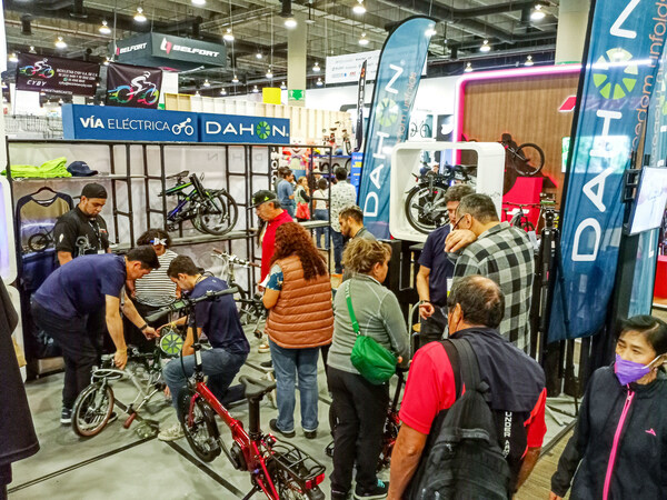 People queueing at the DAHON booth.